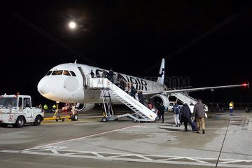 Berlin  Deutschland  Flugpassagiere steigen am Flughafen Berlin-Tegel in eine Maschine der Finnair ein