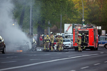 Berlin Lankwitz  zwei Autos brennt in der Kaiser Wilhelm Strasse  die Feuerwehr loescht den Brand