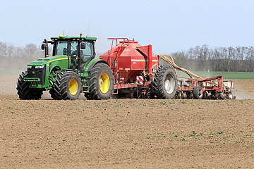 Graditz  Deutschland  Landwirt bringt auf einem Acker Saatgut ein