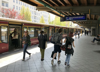 Berlin  Deutschland  Reisende auf dem S-Bahnsteig des Bahnhof Messe Nord/ICC
