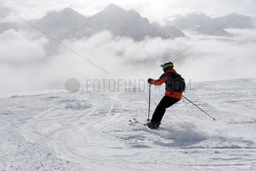 Reischach  Italien  Junge faehrt Ski