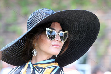 Hoppegarten  Deutschland  Fashion  Frau mit Hut und Sonnenbrille auf der Galopprennbahn