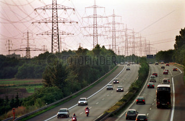 Strommasten an einer Autobahn