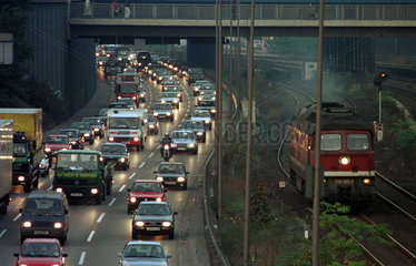 Feierabendverkehr auf der Stadtautobahn in Berlin