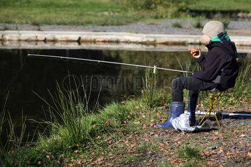 Goehren-Lebbin  Deutschland  Junge angelt an einem Fischteich