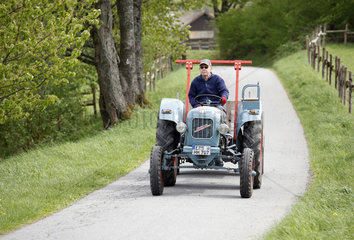 Etzean  Deutschland  Landwirt faehrt einen Traktor der Marke Eicher