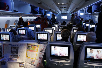 Hongkong  China  Menschen in einer Flugzeugkabine
