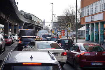 Berlin  Deutschland  Autos stehen in der Skalitzer Strasse an einer roten Ampel