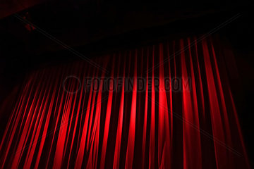 Berlin  Deutschland  roter Vorhang in einem Theater