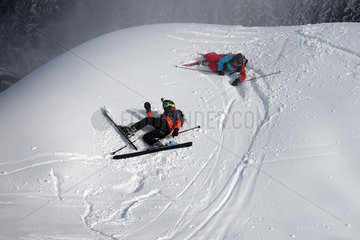 Reischach  Italien  Jungen sind beim Skifahren gestuerzt