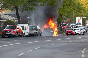 Berlin  Deutschland  Autos auf einer Strasse brennen