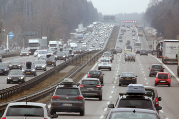 Hofolding  Deutschland  Seitenstreifen der A9 wurde wegen hohen Verkehrsaufkommens fuer den Verkehr freigegeben