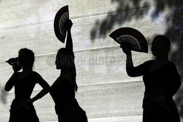 Hoppegarten  Deutschland  Silhouette  Frauen fuehren einen Faechertanz auf