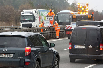 Allersberg  Deutschland  Mitarbeiter der Autobahnmeisterei sperren die Ueberholspur auf der A9 aufgrund einer Oelspur