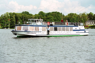 Ausflugsboot -Fuerstenwalde- auf dem Scharmuetzelsee  Bad Saarow (Brandenburg)