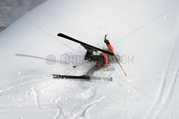 Reischach  Italien  Junge stuerzt beim Skifahren