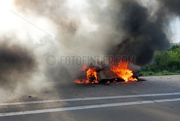 Leipzig  Deutschland  Auto brennt auf dem Seitenstreifen der A9