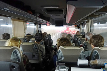 Endach  Oesterreich  Menschen fahren in einem Reisebus durch einen Tunnel