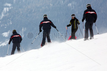 Reischach  Italien  Polizisten fahren Ski