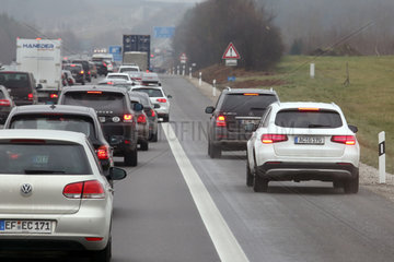 Allersberg  Deutschland  Seitenstreifen der A9 wurde wegen hohen Verkehrsaufkommens fuer den Verkehr freigegeben