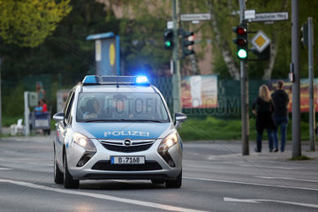Berlin  Deutschland  Streifenwagen der Polizei auf Einsatzfahrt