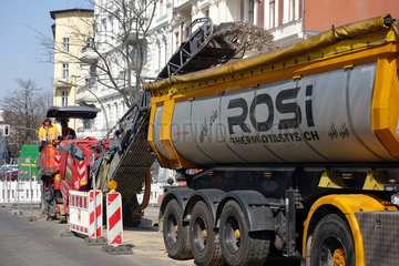 Berlin  Deutschland  Strassenbauarbeiten. Asphalt wird mit einer Kaltfraese abgetragen
