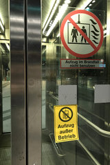 Berlin  Deutschland  Aufzug am Bahnhof Suedkreuz ist ausser Betrieb