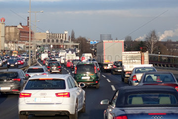 Berlin  Deutschland  Stau auf der A100 in Richtung Norden in Hoehe der Abfahrt Tempelhofer Damm