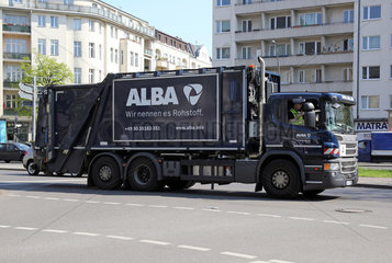 Berlin  Deutschland  Muellwagen des privaten Entsorgungsunternehmens ALBA