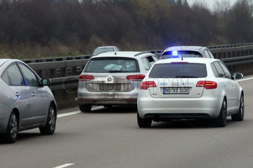Allersberg  Deutschland  Einsatzwagen des privaten Rettungsdienstes MHW und ORMS faehrt mit Blaulicht auf der A9