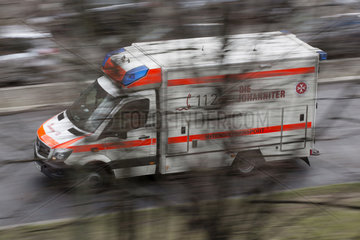 Berlin  Deutschland  Rettungswagen der Johanniter auf Einsatzfahrt