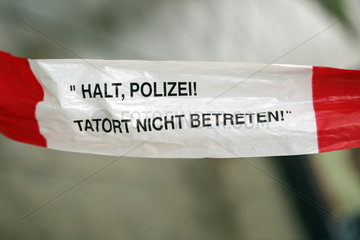Berlin  Deutschland  Absperrband mit der Aufschrift - Halt Polizei Tatort nicht betreten -