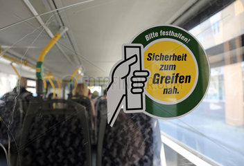 Berlin  Deutschland  Hinweis Bitte festhalten in einem Linienbus der BVG