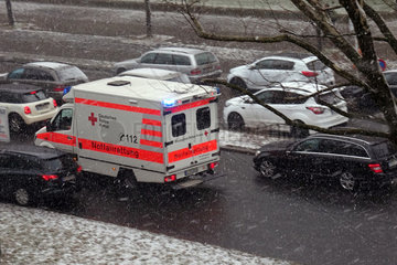 Berlin  Deutschland  Rettungswagen des Deutschen Roten Kreuz im Einsatz