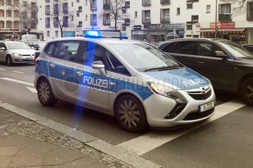 Berlin  Deutschland  Streifenwagen der Polizei im Einsatz