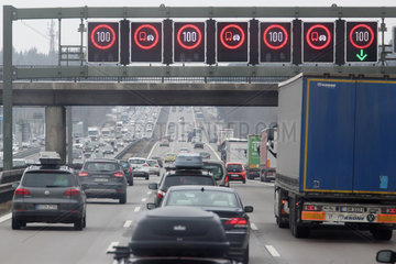 Hofolding  Deutschland  Seitenstreifen der A9 wurde wegen hohen Verkehrsaufkommens fuer den Verkehr freigegeben