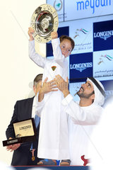 Dubai  Vereinigte Arabische Emirate  Scheich Hamdan bin Mohammed al Maktoum  Kronprinz von Dubai  mit seinem kleinen Halbbruder Scheich Zayed bin Mohammed al Maktoum beim Pferderennen auf der Galopprennbahn Meydan
