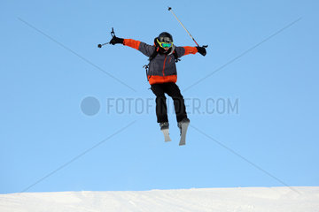 Reischach  Italien  Junge faehrt Ski