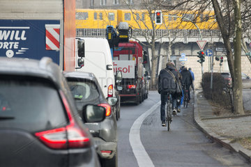 Berlin  Deutschland  Fahrradfahrer befahren einen Radweg auf der Fahrbahn der Zossener Strasse
