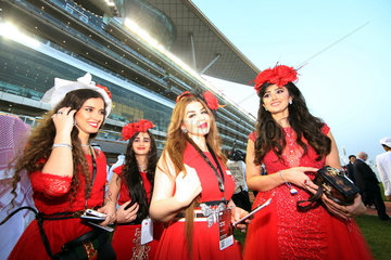 Dubai  Vereinigte Arabische Emirate  Elegant gekleidete Frauen beim Pferderennen auf der Galopprennbahn Meydan