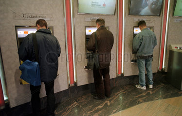 Bankkunden am Geldautomaten  Berlin  Deutschland