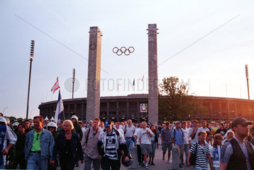 Fussballfans verlassen das Olympiastadion  Berlin  Deutschland