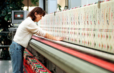 Frau an einer Stickmaschine der Firma Saurer  Arbon  Schweiz