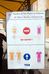 Vatikanstadt  Staat Vatikanstadt  ein Schild mit der Kleiderordnung im Petersdom