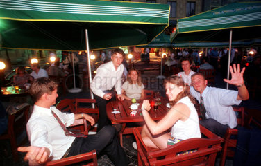 Jugendliche in Strassencafé in Warschau