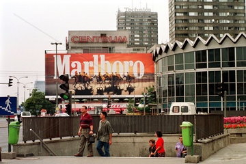Kreuzung mit Marlboro-Reklame in Warschau