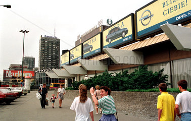 Passanten und Opel-Reklame in Warschau