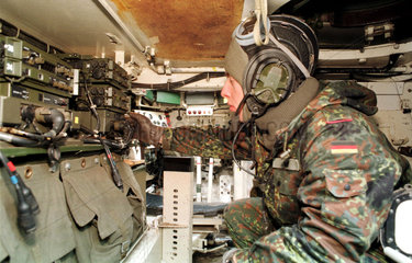 Funker der Bundeswehr in einem Panzerwagen