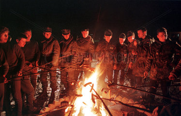 deutsche + polnische Soldaten am Lagerfeuer