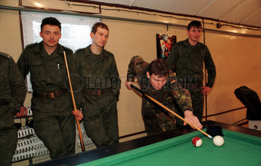 polnische und deutsche Soldaten spielen Billiard
